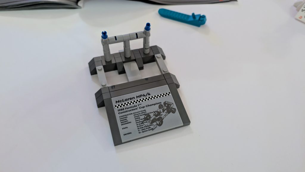 LEGO McLaren MP4/4 building process - car stand